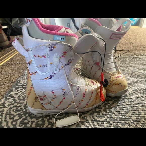 Burton women’s snowboard boots - Picture 1 of 3